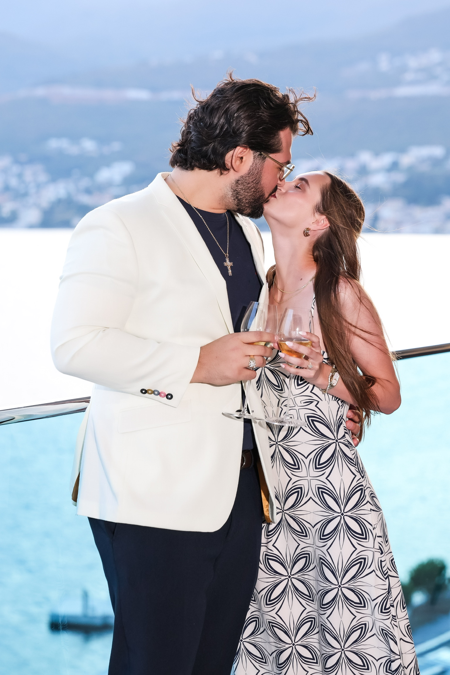 Tatum and Zachary kissing while holding champagne glasses